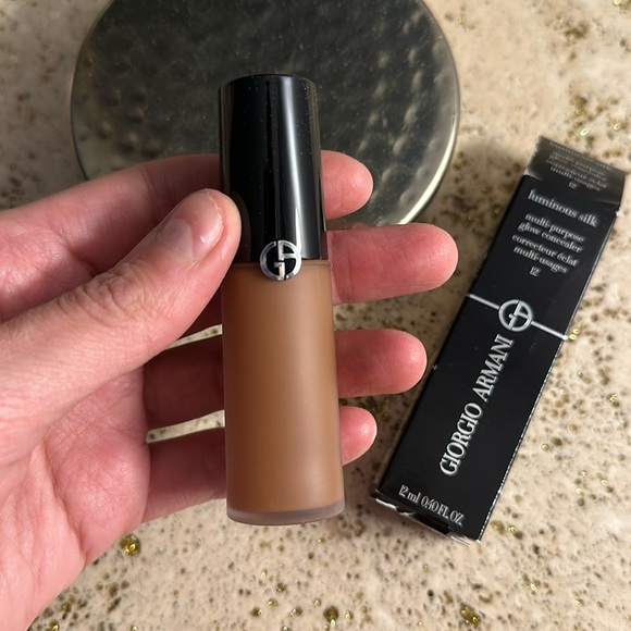 #12- Giorgio Armani luminous silk concealer - deep, tan. - Picture 3 of 4